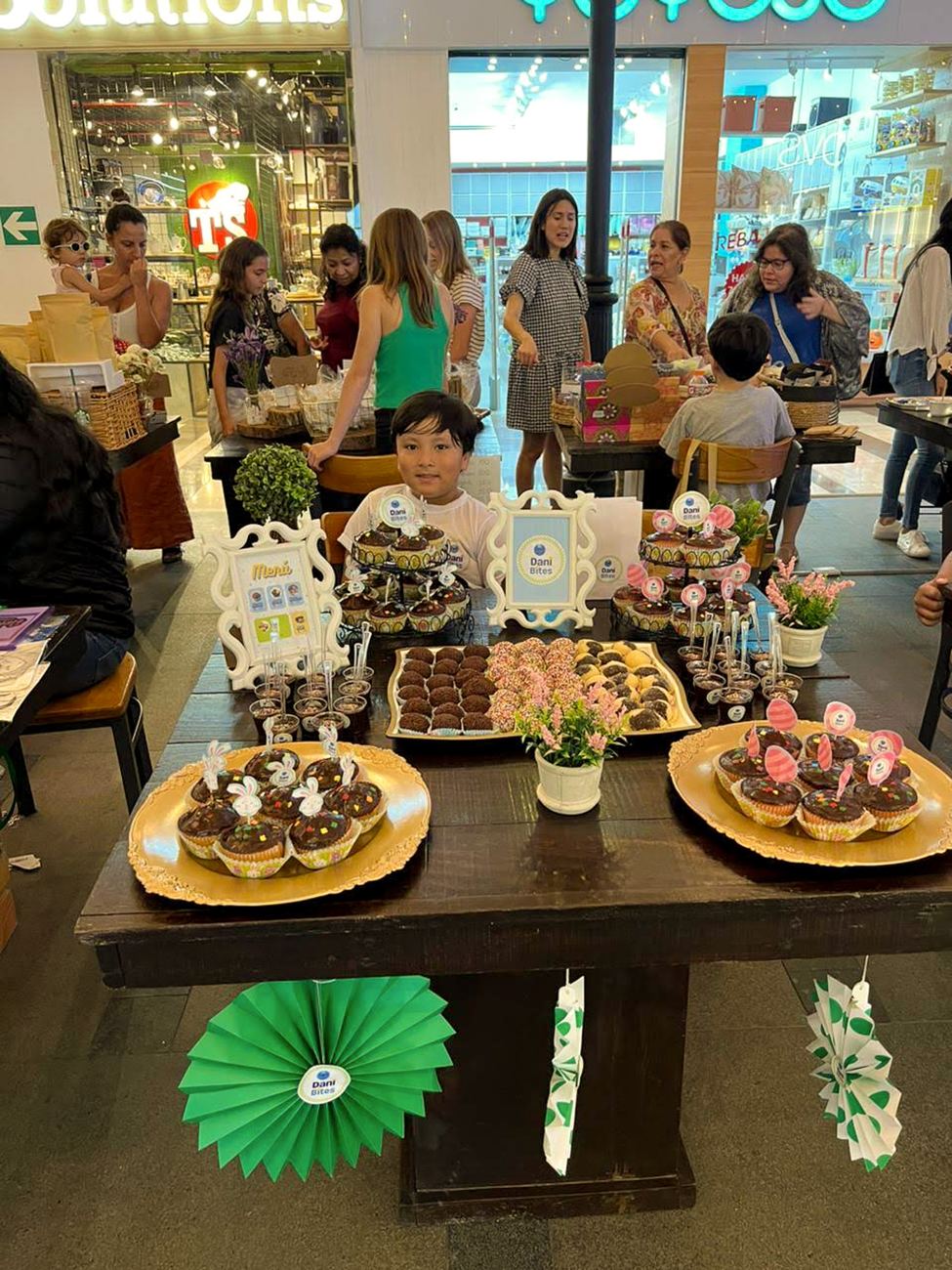 Mesa de postres en un market de 2023