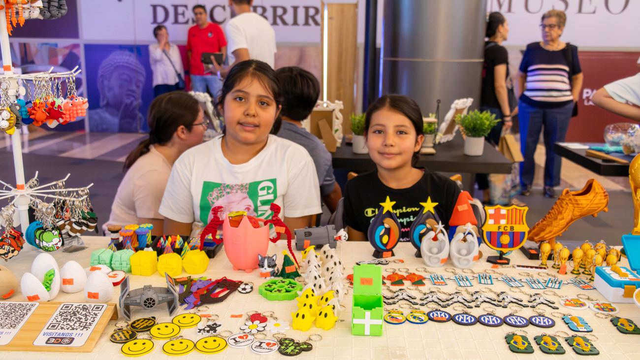Dos emprendedoras con productos impresos en 3D