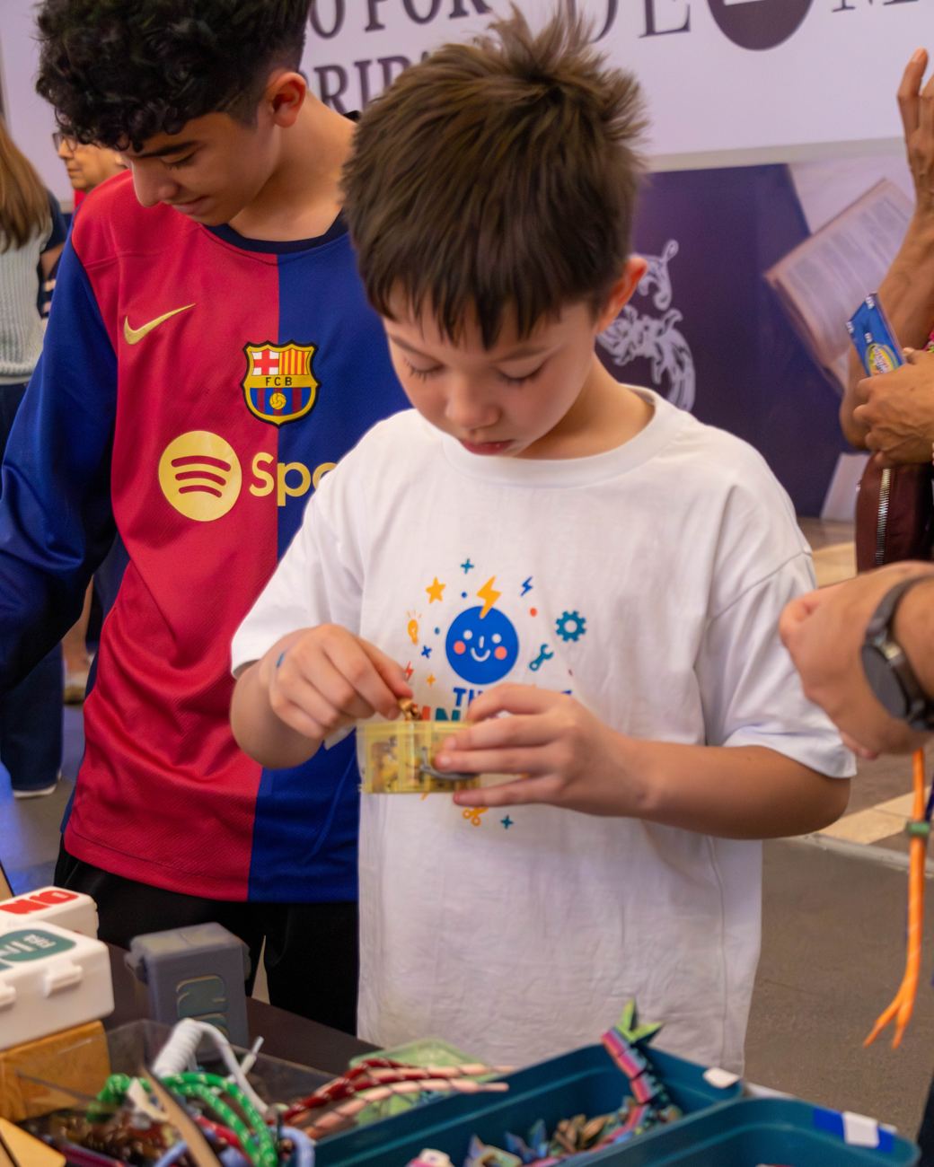 Niño preparando un producto para un cliente