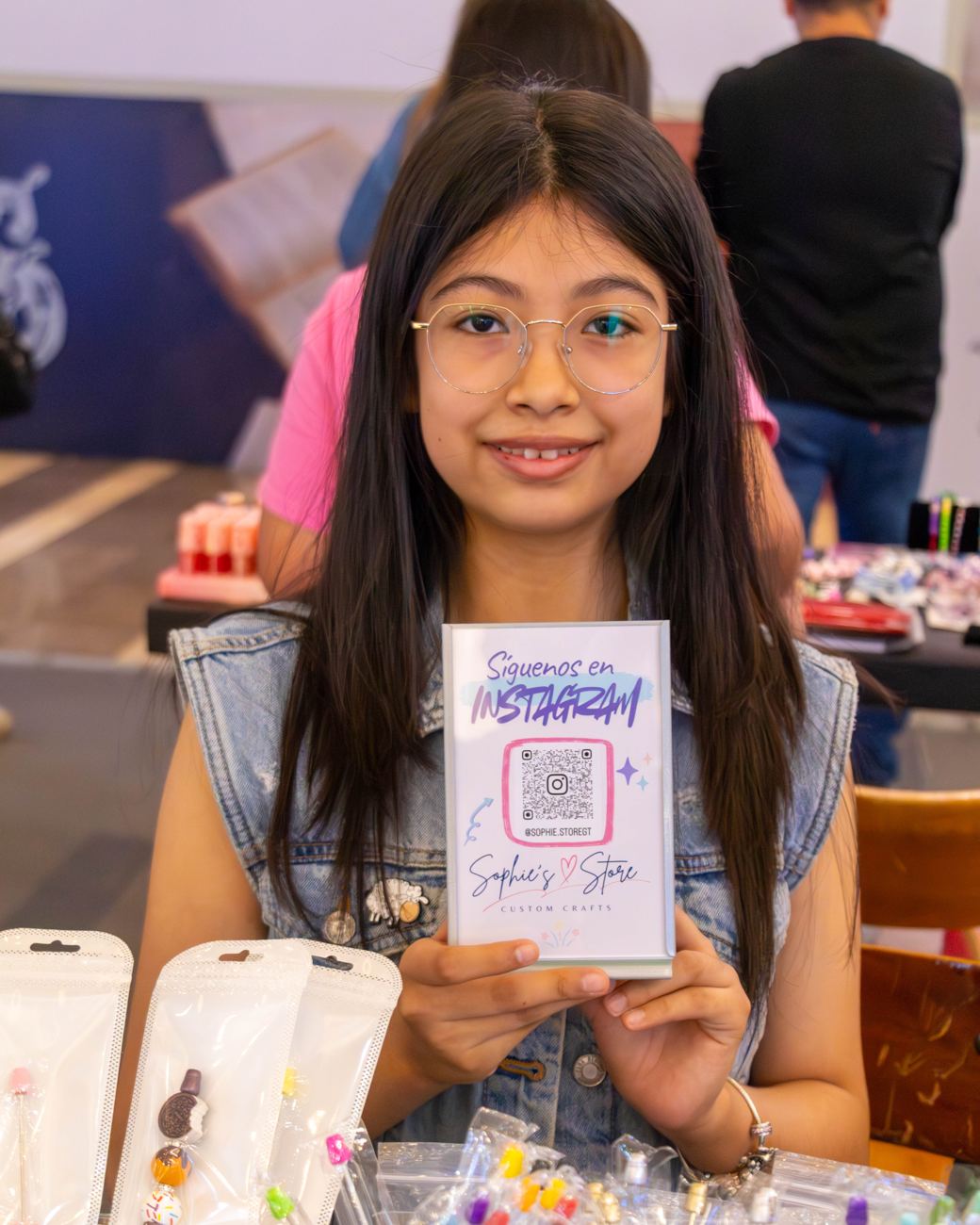 Niña mostrando el Instagram de su emprendimiento