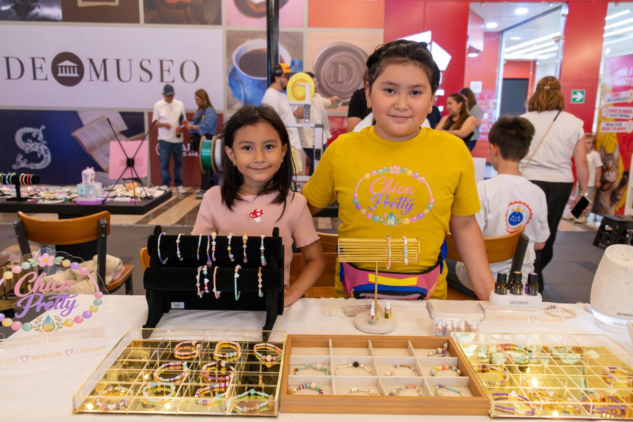 Dos niñas con su mesa de joyería