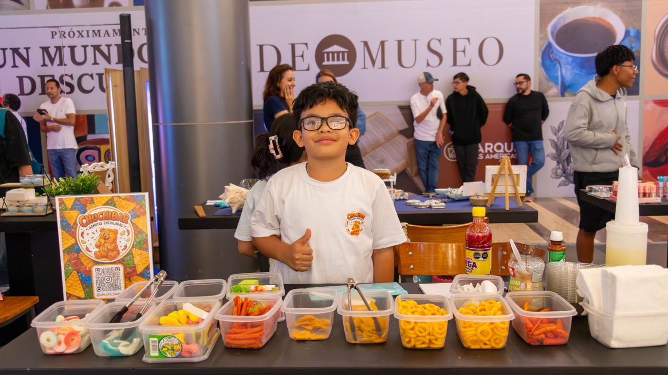 Niño listo para vender en su mesa