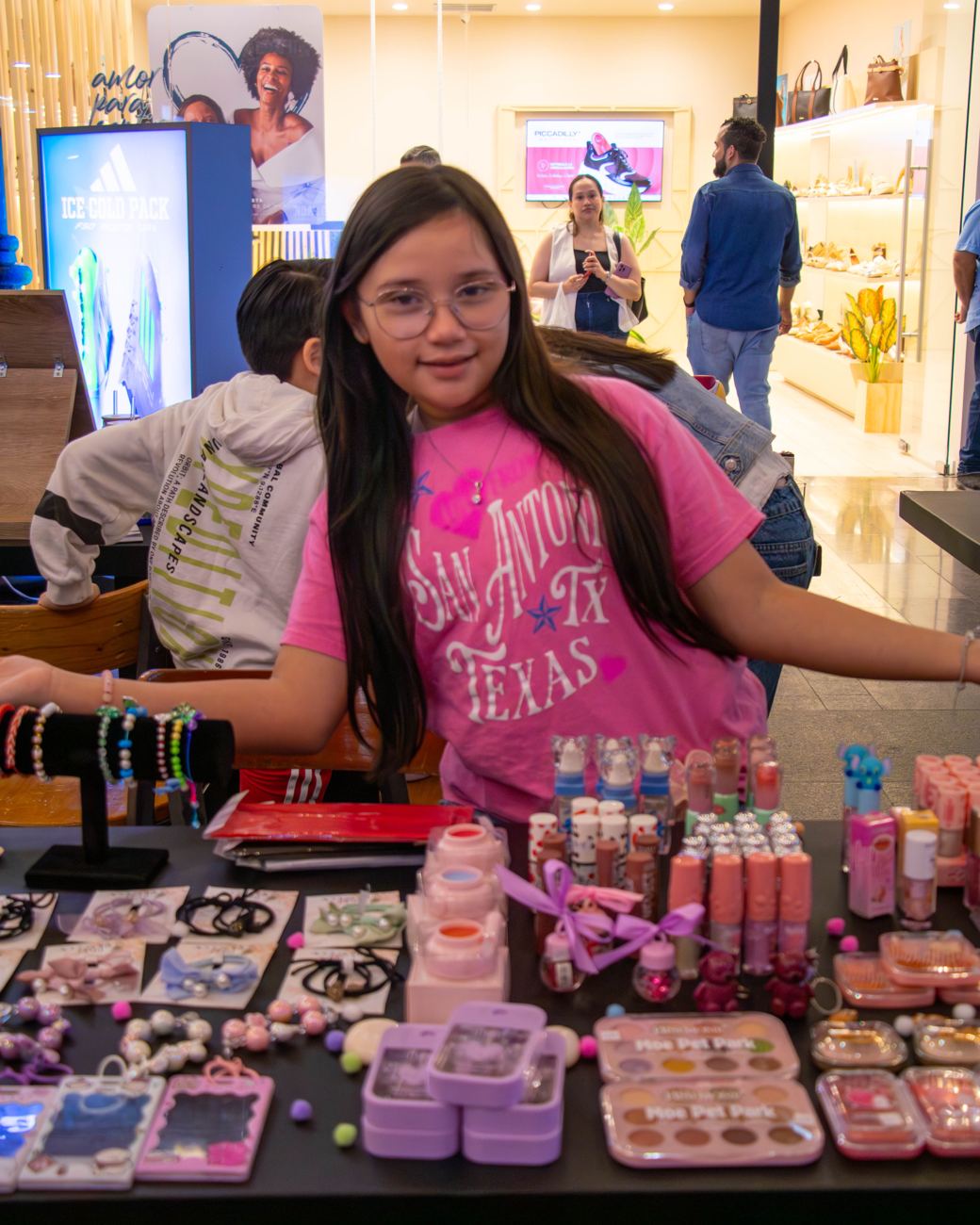 Niña con su mesa de pulseras