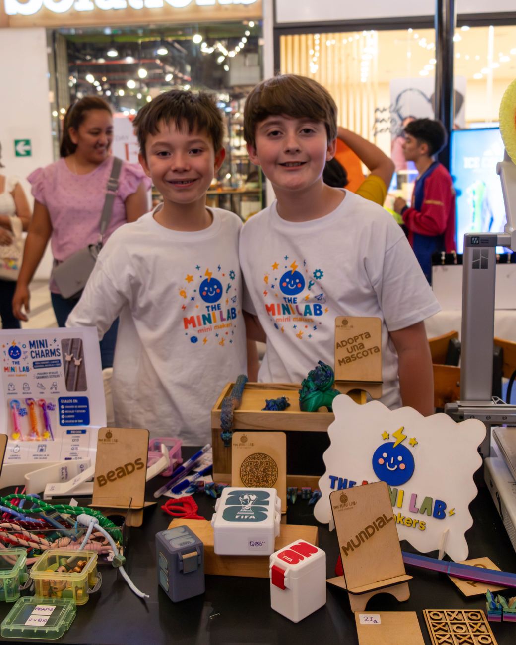 Dos amigos frente a su emprendimiento