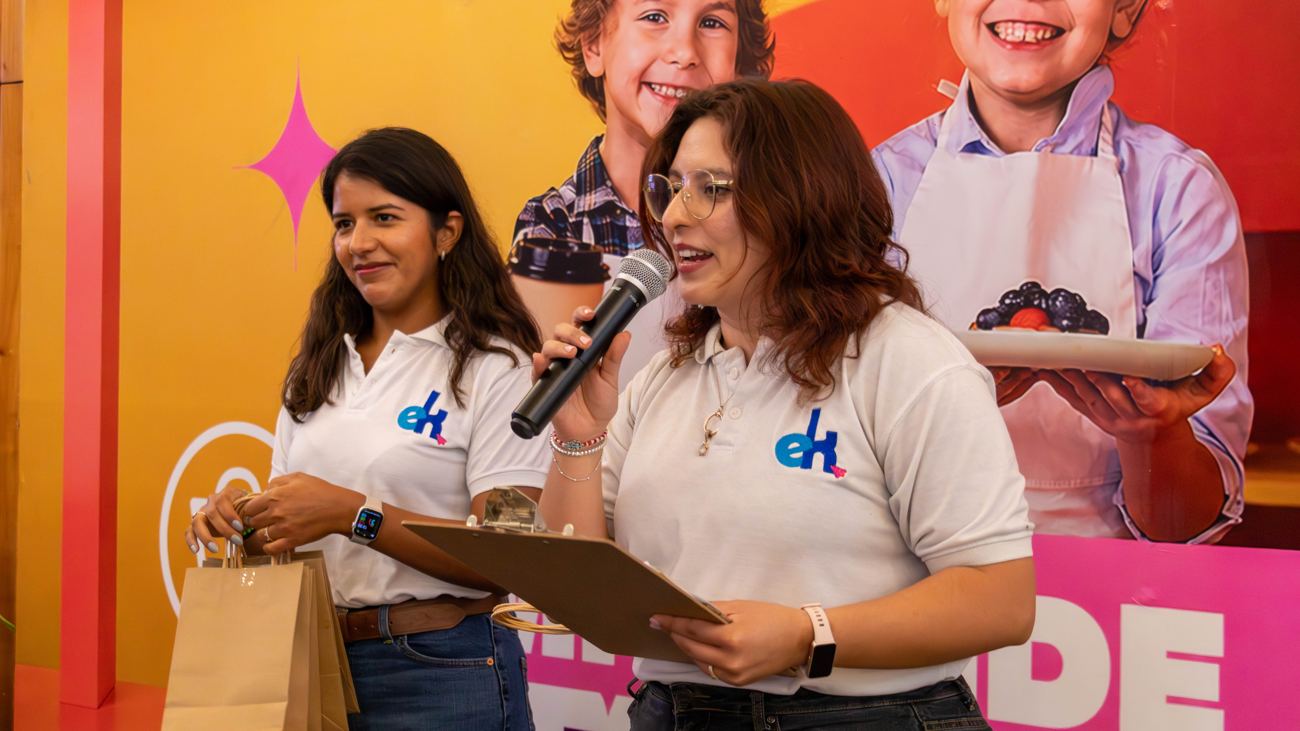 Anuncio de ganadores en una premiación de EmprendeKids