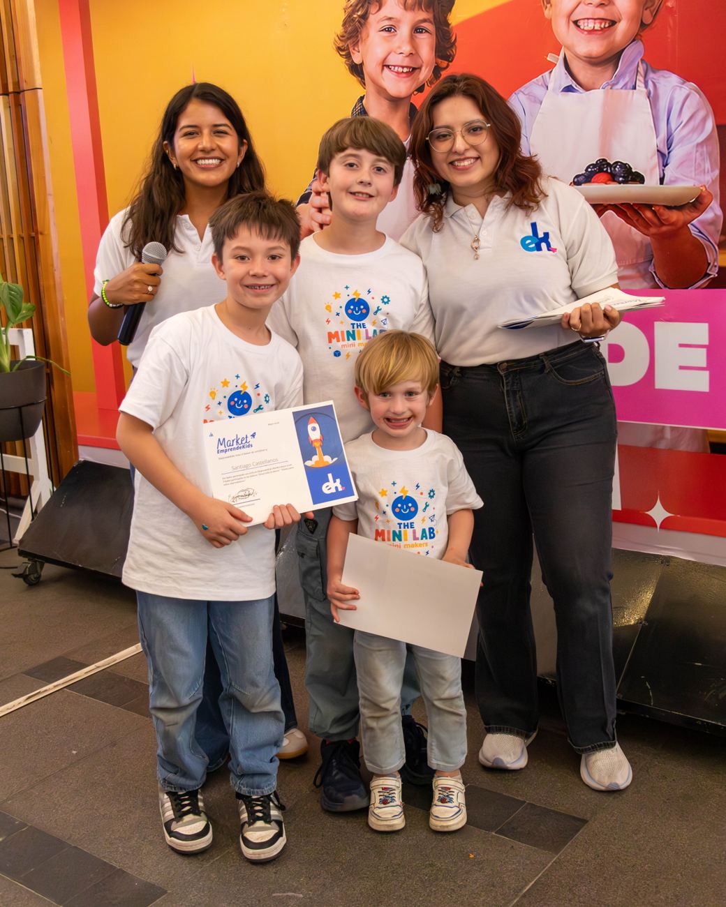 Emprendedores con sus diplomas