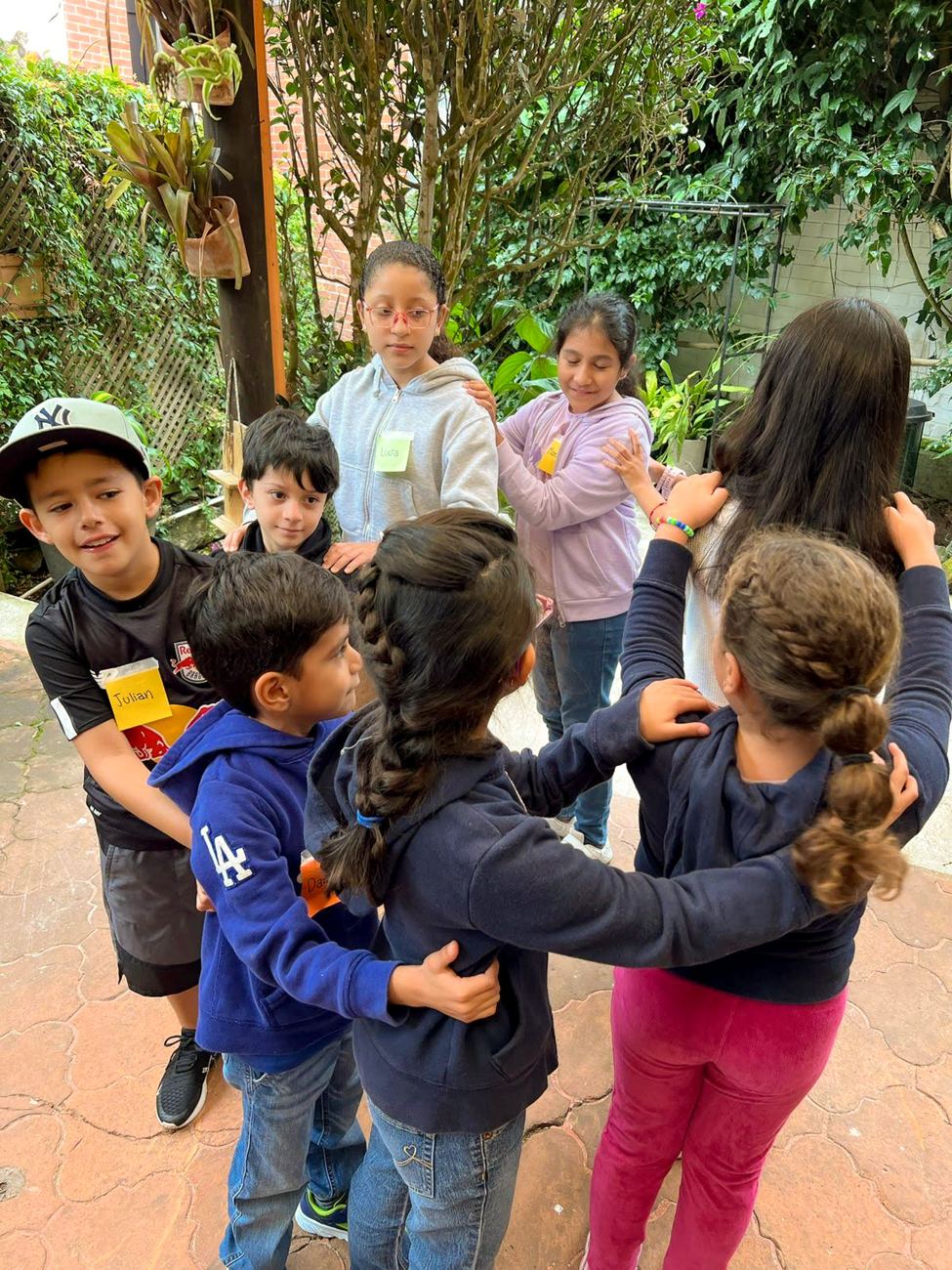 Niños abrazados al final de un taller