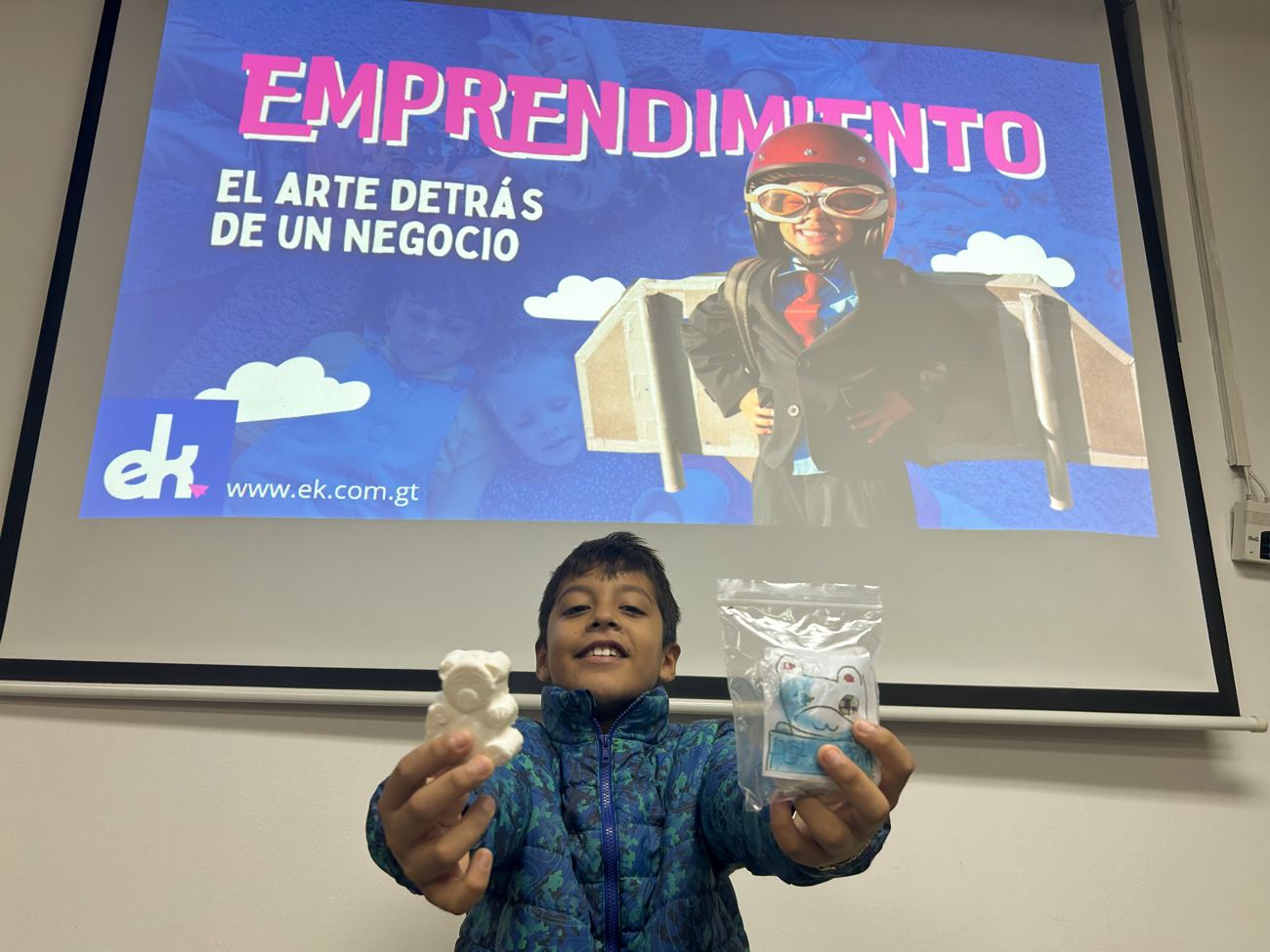 Niño mostrando su producto en un taller de emprendimiento