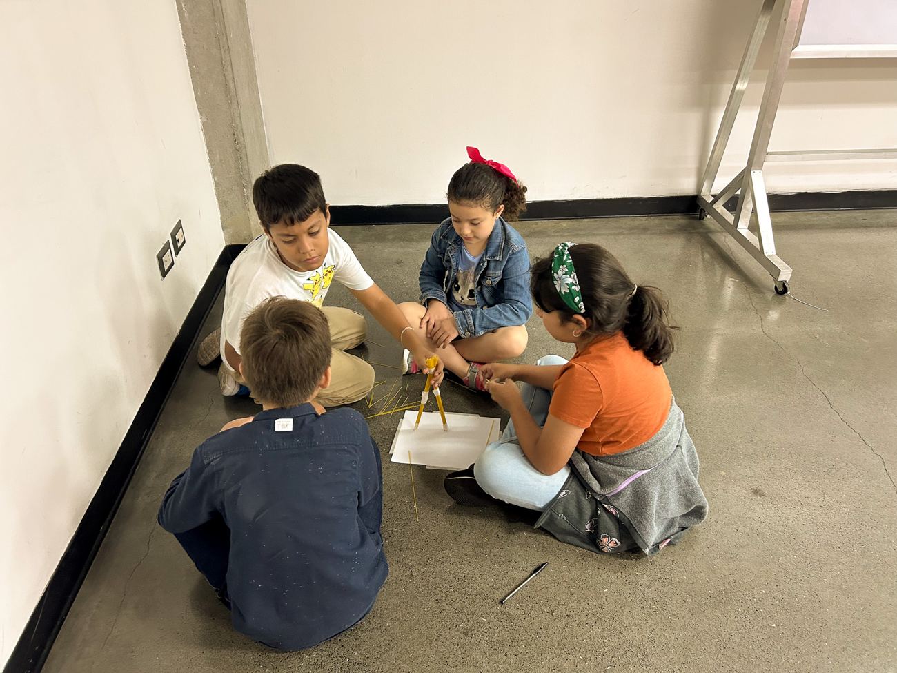 Niños trabajando juntos en un taller